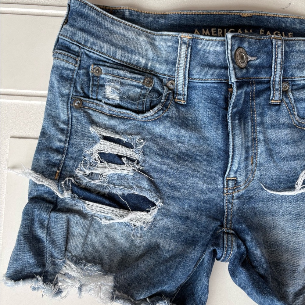 American Eagle Women’s Distressed Denim Shorts Size 4 - Picture 2 of 7